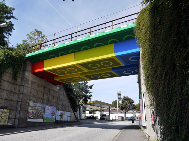 Illustration for article titled This Giant LEGO Bridge Looks Photoshopped (But It's Not)